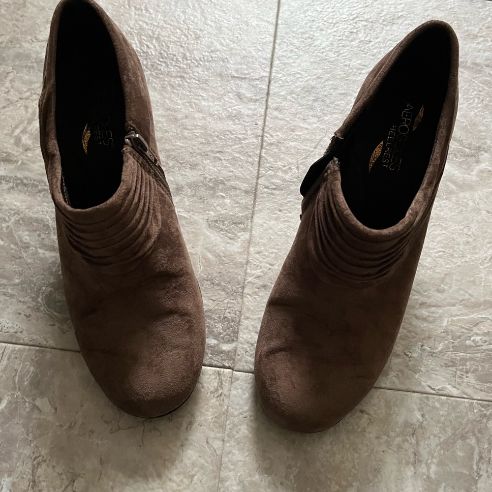 Aerosol taupe suede 8.5 ankle boots
